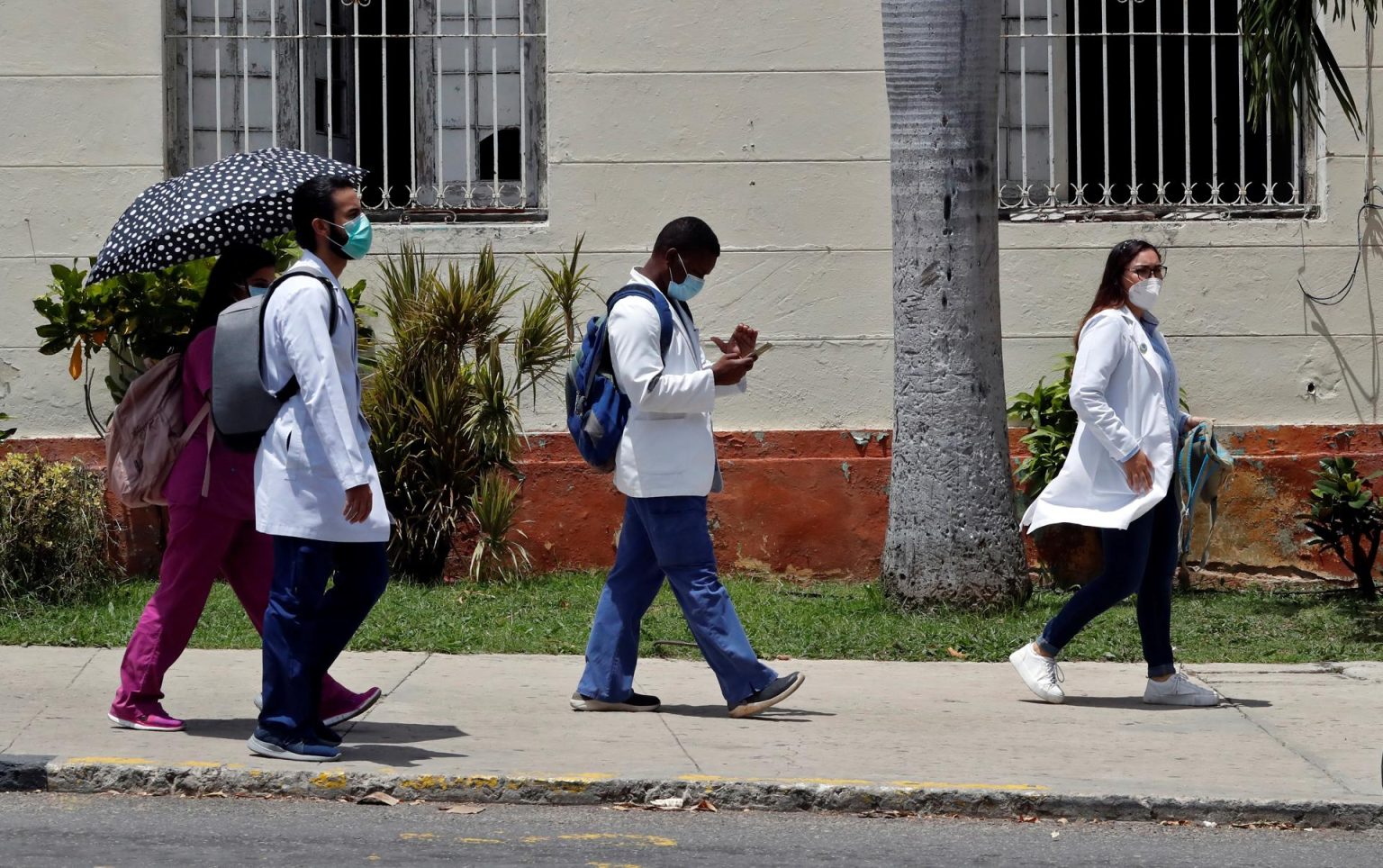 Fotografía de archivo de varios trabajadores de la salud mientras caminan por una calle en La Habana (Cuba). EFE/ Ernesto Mastrascusa