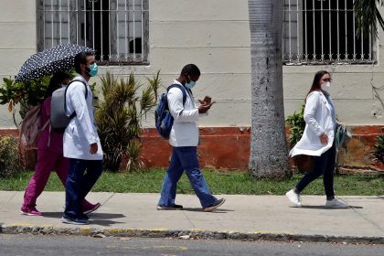 Fotografía de archivo de varios trabajadores de la salud mientras caminan por una calle en La Habana (Cuba). EFE/ Ernesto Mastrascusa