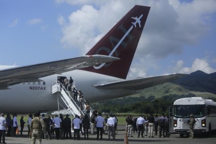 Migrantes de nacionalidad india y vietnamita ingresan a un avión para ser deportados, este lunes en Ciudad de Panamá (Panamá). EFE/ Carlos Lemos