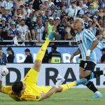 El delantero colombiano Roger Martínez marca a los 95 minutos el tercer gol de Racing en la final de la Copa Sudamericana ganada este sábado a Cruzeiro en en el estadio asunceno General Pablo Rojas. EFE/ Mauricio Dueñas Castañeda