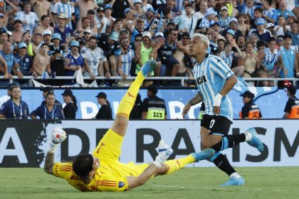 El delantero colombiano Roger Martínez marca a los 95 minutos el tercer gol de Racing en la final de la Copa Sudamericana ganada este sábado a Cruzeiro en en el estadio asunceno General Pablo Rojas. EFE/ Mauricio Dueñas Castañeda