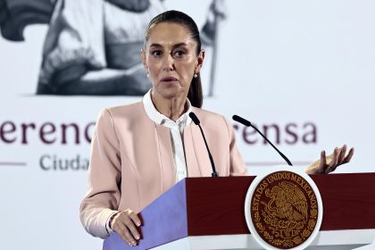 La presidenta de México, Claudia Sheinbaum, habla durante una rueda de prensa, este jueves en el Palacio Nacional de la Ciudad de México (México). EFE/José Méndez