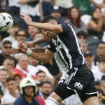 Rodrigo Battaglia (frente) de Mineiro disputa un balón con Igor Jesus de Botafogo en la final de la Copa Libertadores. EFE/ Antonio Lacerda