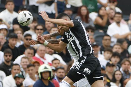 Rodrigo Battaglia (frente) de Mineiro disputa un balón con Igor Jesus de Botafogo en la final de la Copa Libertadores. EFE/ Antonio Lacerda