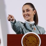 La presidenta de México, Claudia Sheinbaum, participa durante su rueda de prensa matutina este lunes, en Palacio Nacional en Ciudad de México (México). EFE/ Mario Guzmán