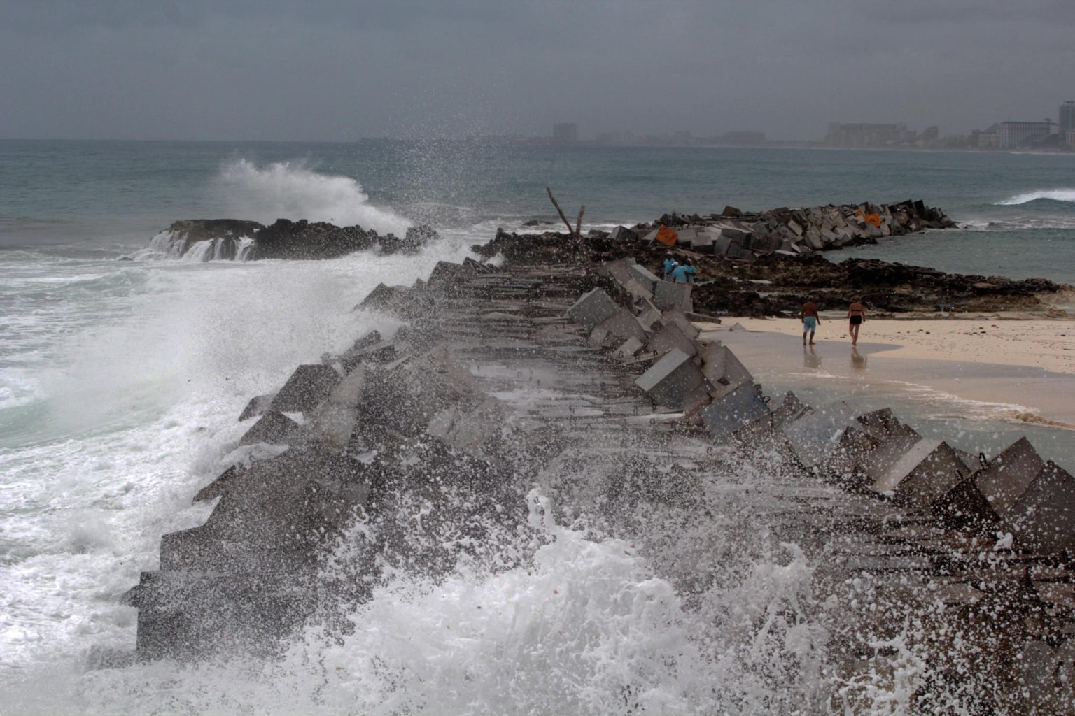 El Servicio Meteorológico Nacional (SMN) informó este jueves en su último reporte que estos fenómenos atmosféricos y otros generarán precipitaciones de fuertes a intensas en Quintana Roo, Yucatán, Campeche, Tabasco y Chiapas en los próximos días. Archivo. EFE/Alonso Cupul