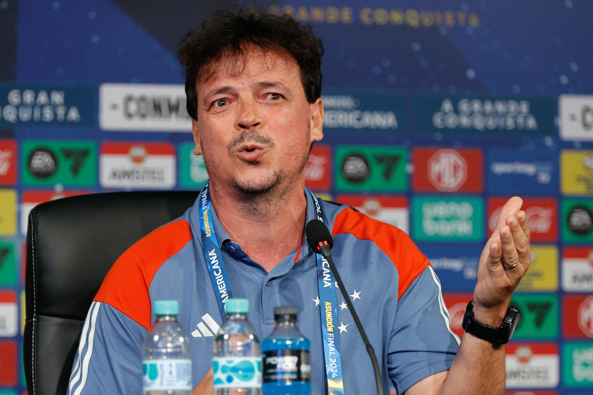 El entrenador de Cruzeiro, Fernando Diniz, habla este viernes con periodistas en la antesala del partido en Asunción por la Copa Sudamericana de 2024. EFE/ Juan Pablo Pino
