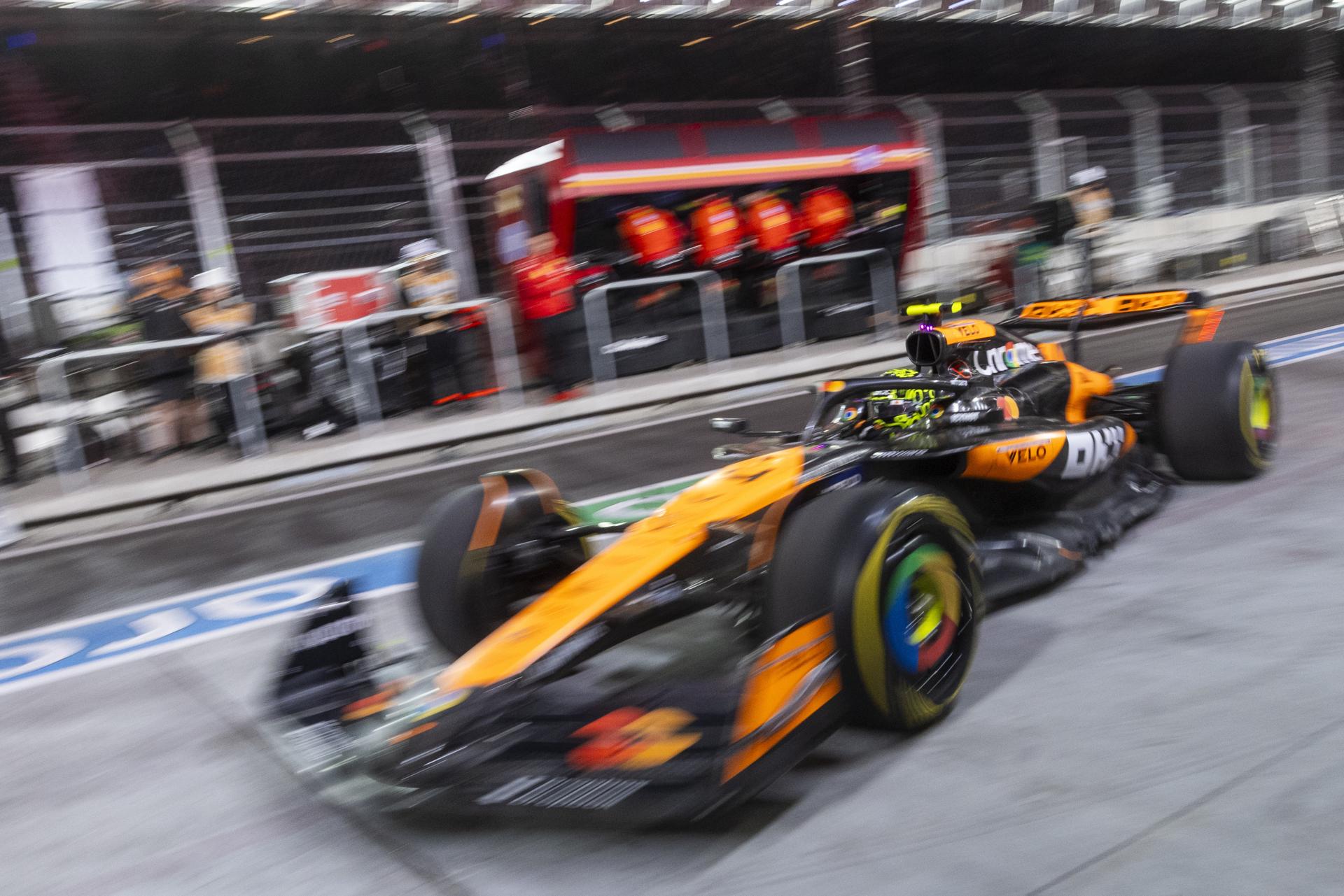 El piloto de McLaren Lando Norris ocupó este jueves el tercer puesto en la primera sesión de entrenamientos libres para el GP de Fórmula Uno de Las Vegas. EFE/EPA/SHAWN THEW
