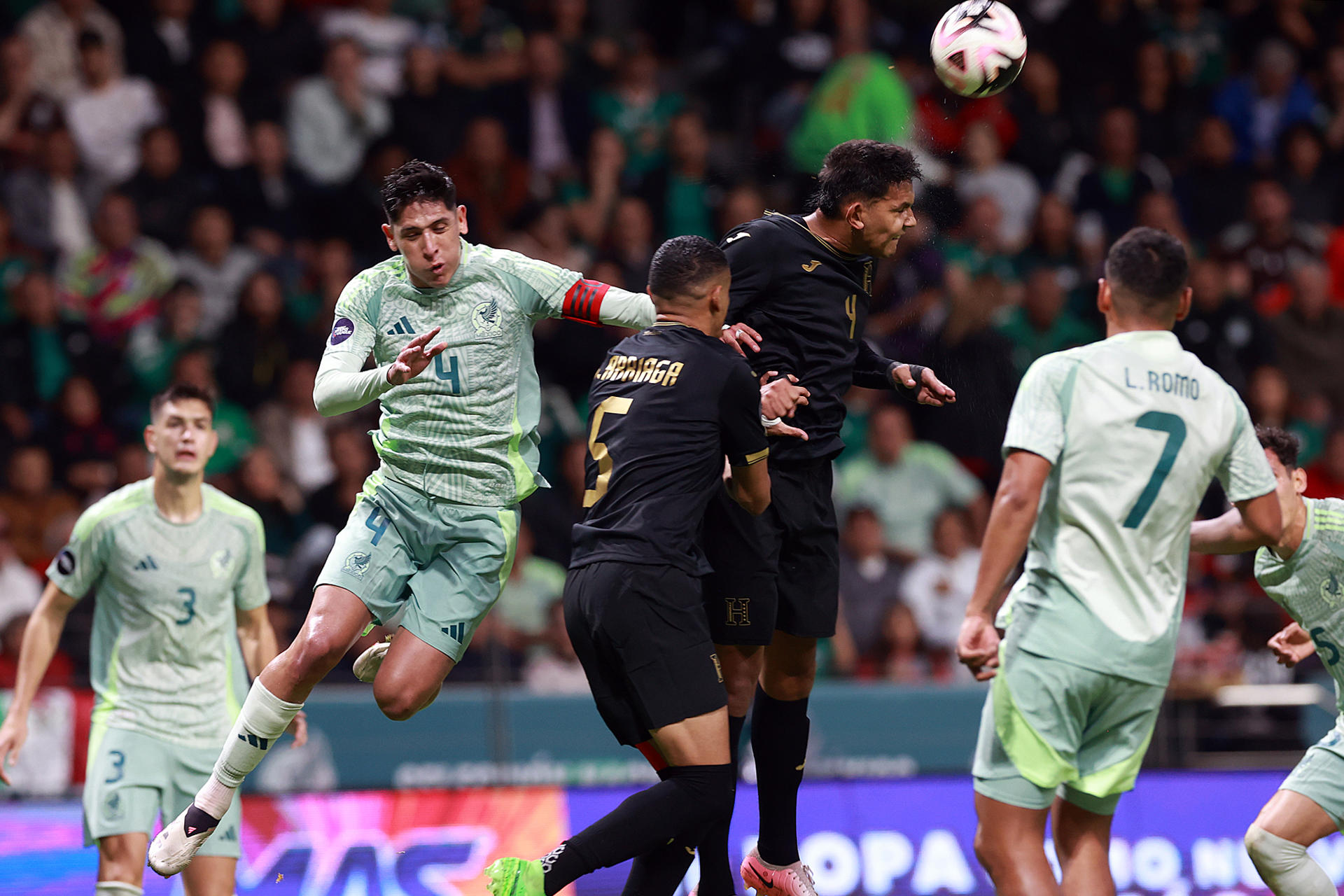 Edson Alvarez (i) de México disputa un balón Kevin Arriaga (c) y Luis Vega (d) de Honduras este martes, durante el partido de vuelta de los Cuartos de Final de la Liga de Naciones de la Concacaf, entre México y Honduras, en el estadio Nemesio Diez, en la ciudad de Toluca (México). EFE/ Alex Cruz
