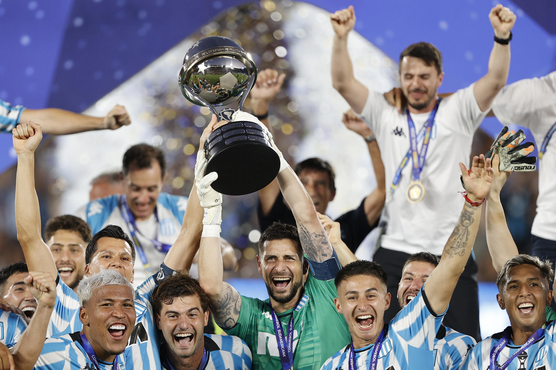 Jugadores de Racing celebran con el trofeo de la Copa Sudamericana tras vencer en la final a Cruzeiro. EFE/ Juan Pablo Pino
