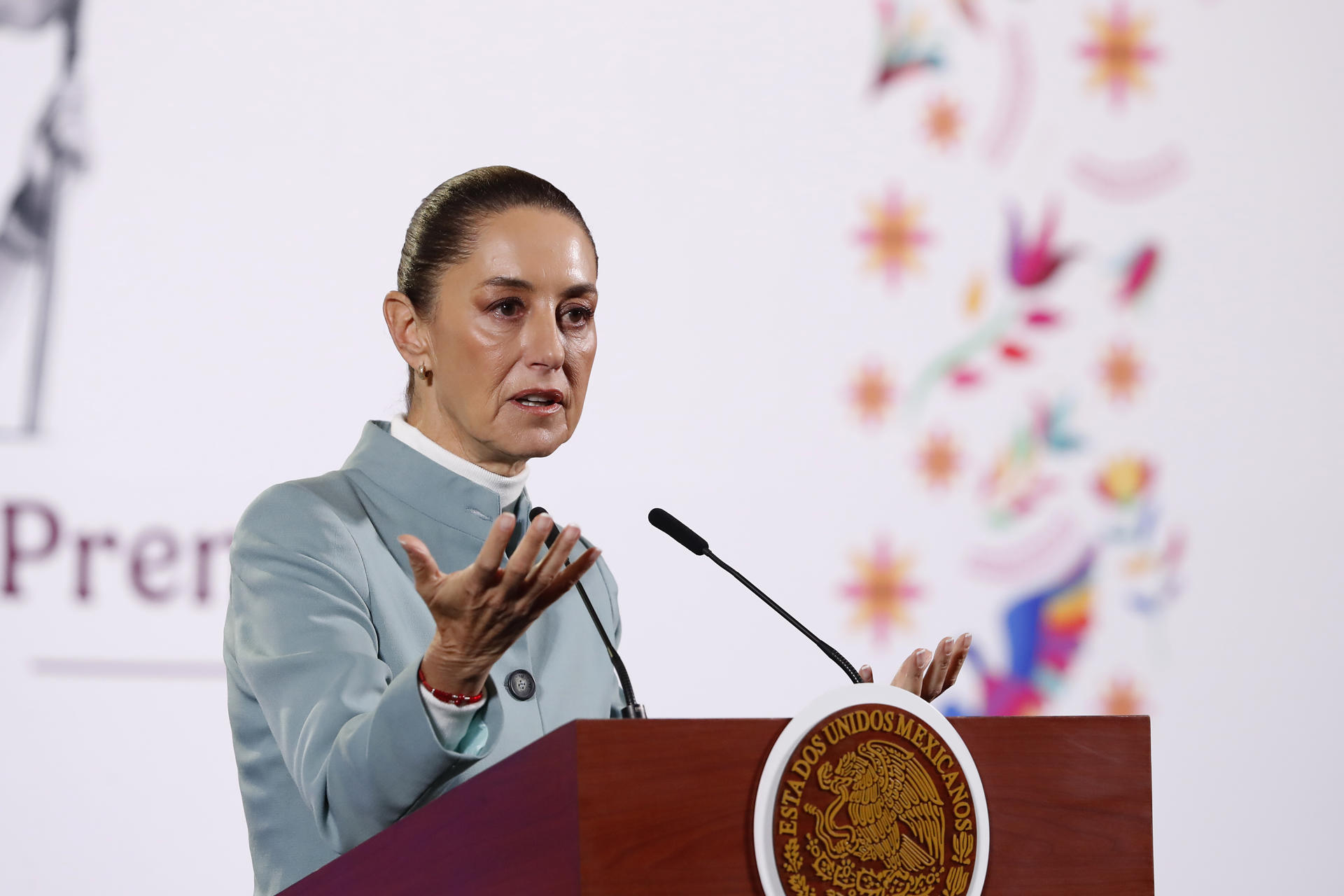 La presidenta de México, Claudia Sheinbaum, habla durante su rueda de prensa matutina este lunes, en Palacio Nacional en Ciudad de México (México). EFE/ Mario Guzmán
