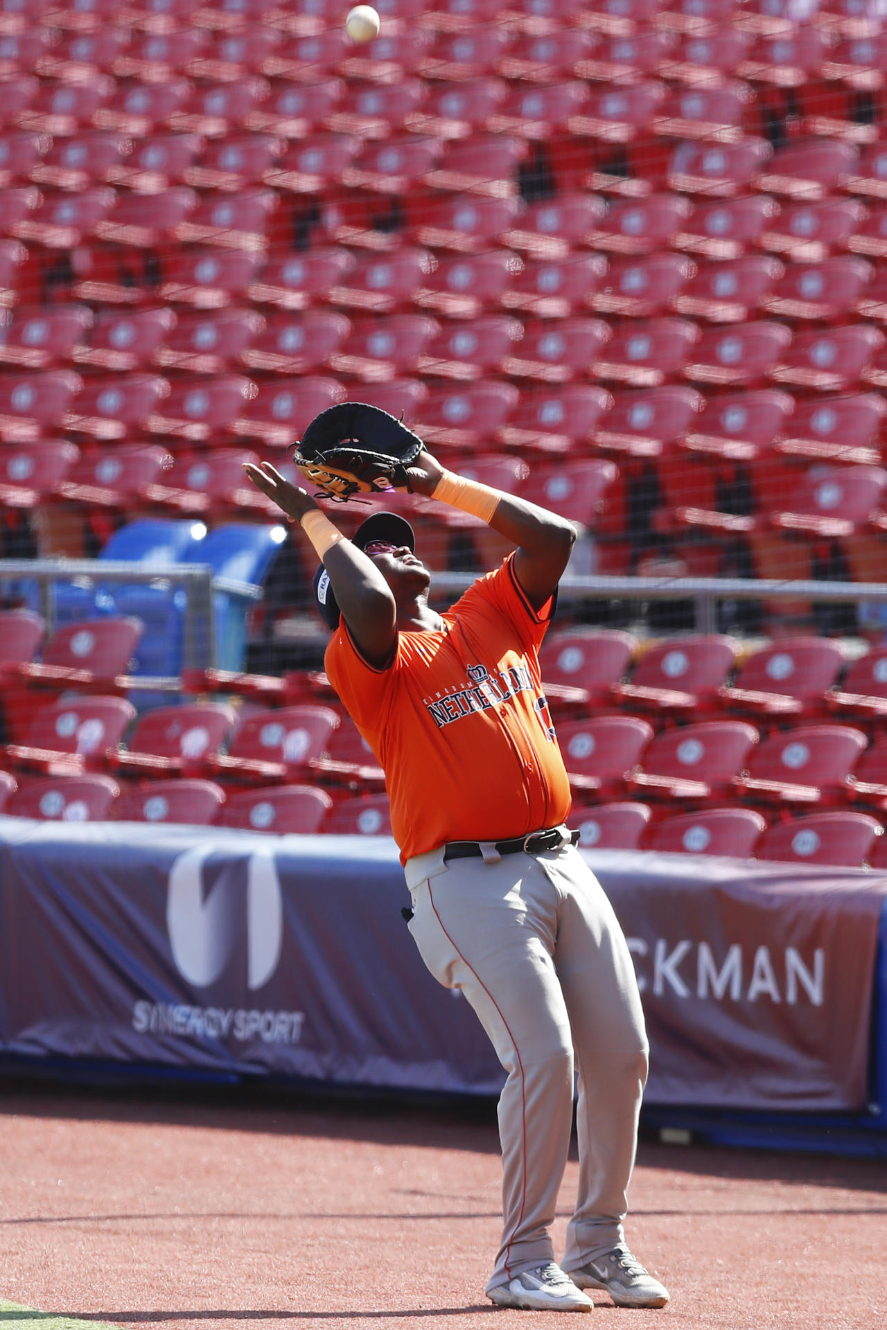 Juremi Profar de Países Bajos atrapa una bola este jueves, en un juego del Premier 12 de la Confederación Mundial de Béisbol y Sóftbol (WBSC) entre Venezuela y Países Bajos en el Estadio Panamericano de Béisbol, en Guadalajara (México). EFE/Francisco Guasco
