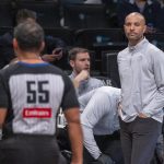 Jordi Hernández, entrenador de los Brooklyn Nets, dirige ante los Denver Nuggets, durante un partido de la NBA. EFE/ Angel Colmenares