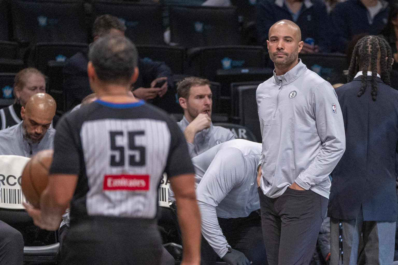 Jordi Hernández, entrenador de los Brooklyn Nets, dirige ante los Denver Nuggets, durante un partido de la NBA. EFE/ Angel Colmenares