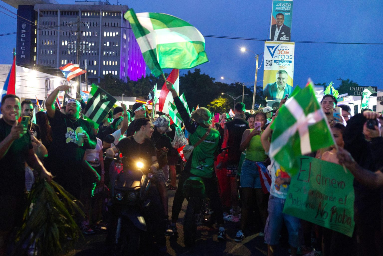 Simpatizantes del Partido independentista de Puerto Rico se reúnen en la sede del partido para esperar los resultados de las elecciones, este martes en San Juan (Puerto Rico). EFE/ Thais Llorca