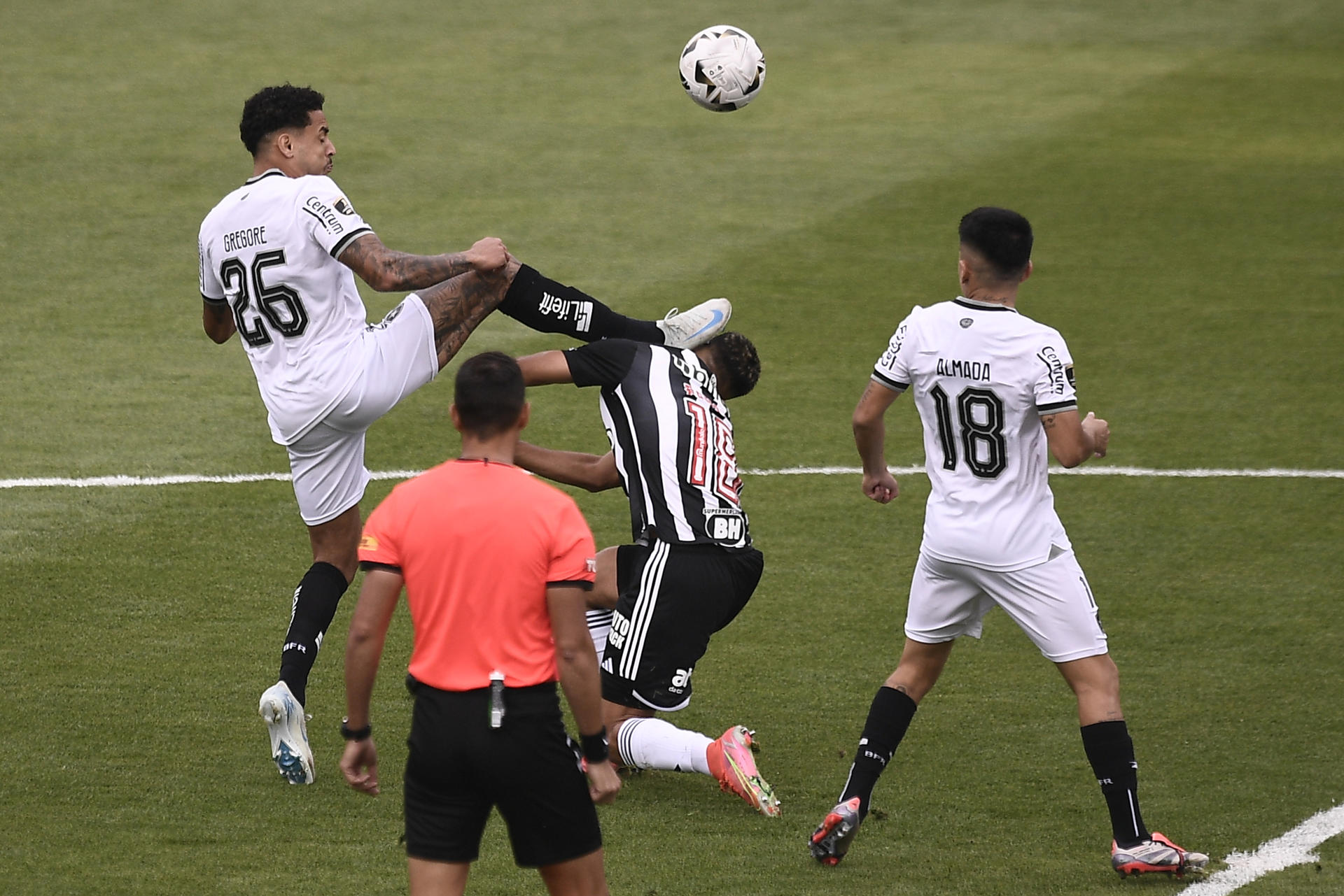 Renzo Saravia (i) de Botafogo disputa el balón con Fausto Vera (c) de Mineiro en la final de la Copa Libertadores. EFE/ Matías Napoli Escalero
