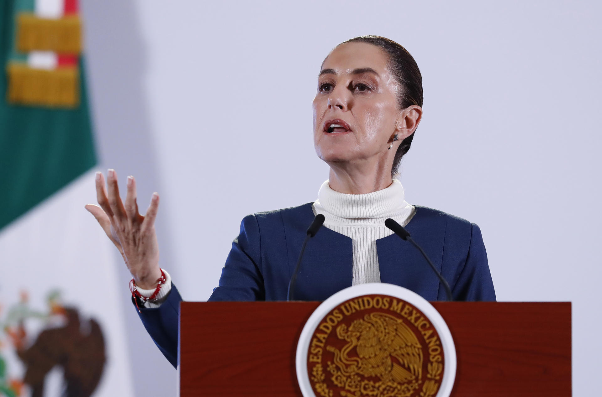 La presidenta de México, Claudia Sheinbaum, habla durante su conferencia de prensa este miércoles en el Palacio Nacional de la Ciudad de México (México). EFE/ Mario Guzmán
