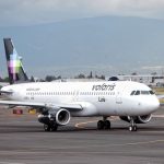 Fotografía de archivo donde se muestra un avión de la aerolínea Volaris. EFE/ Sáshenka Gutiérrez