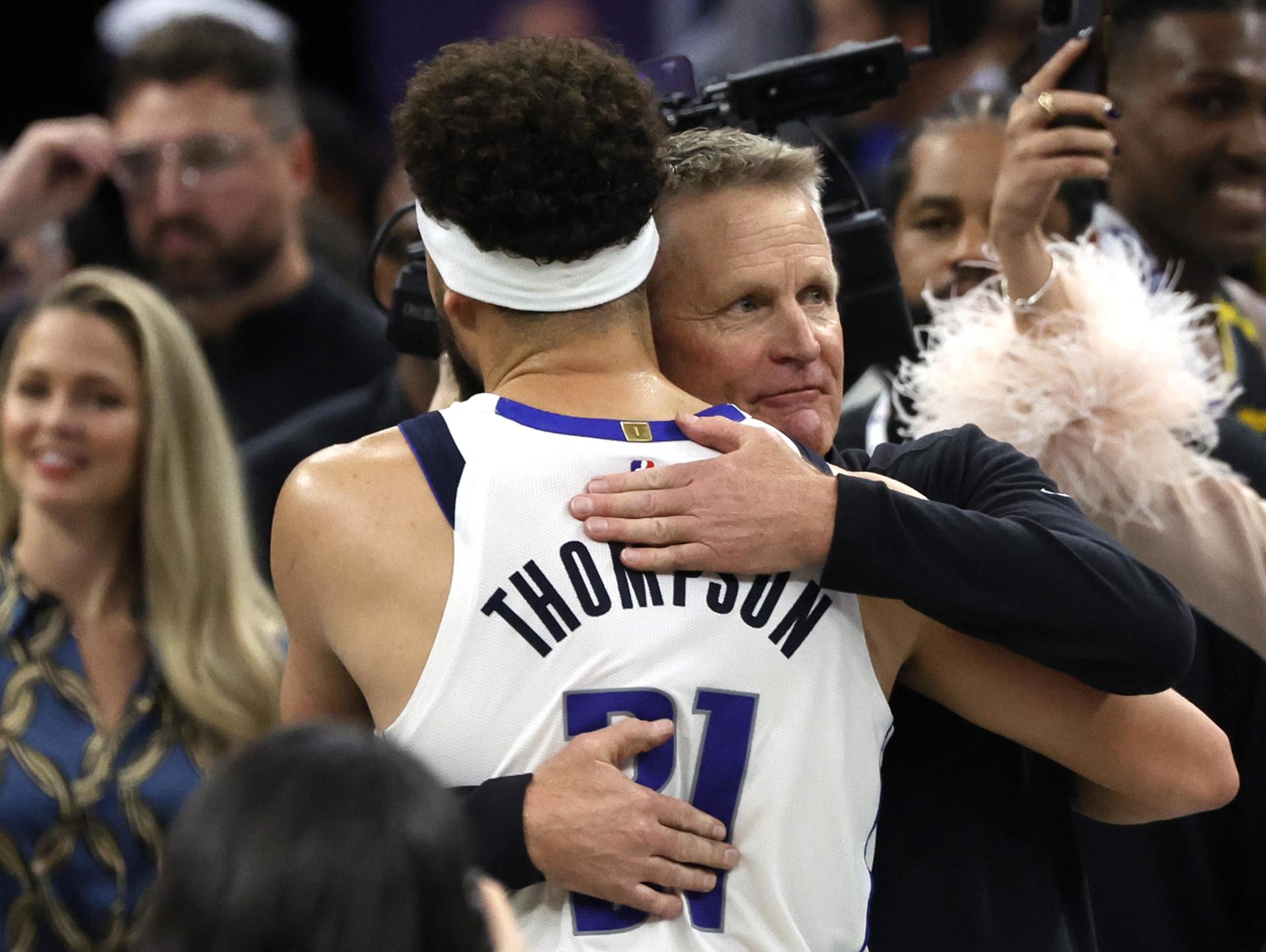 El entrenador de los Golden State Warriors, Steve Kerr (D), abraza a su exjugador, el base de los Dallas Mavericks, Klay Thompson (I), al final del partido del torneo Emirates NBA Cup entre los Dallas Mavericks y los Golden State Warriors en San Francisco. EFE/EPA/JOHN G. MABANGLO SHUTTERSTOCK OUT
