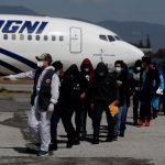 Imagen de archivo de un vuelo con decenas de personas deportadas desde Estados Unidos. EFE/Esteban Biba