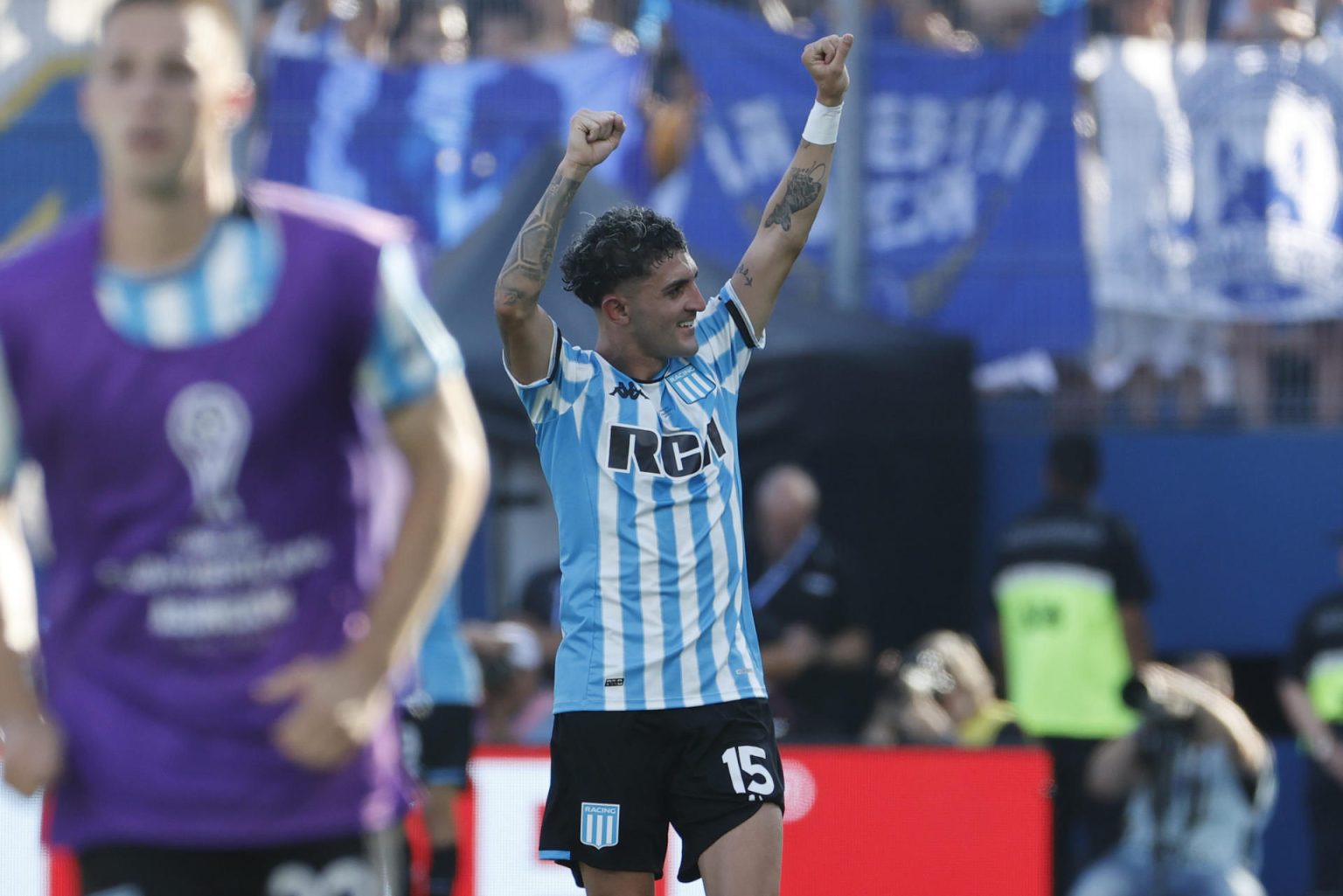 El lateral derecho uruguayo Gastón Martirena celebra el primer gol de Racing en la final de la Copa Sudamericana ganada a Cruzeiro por 3-1 en el estadio asunceno General Pablo Rojas. EFE/ Mauricio Dueñas Castañeda