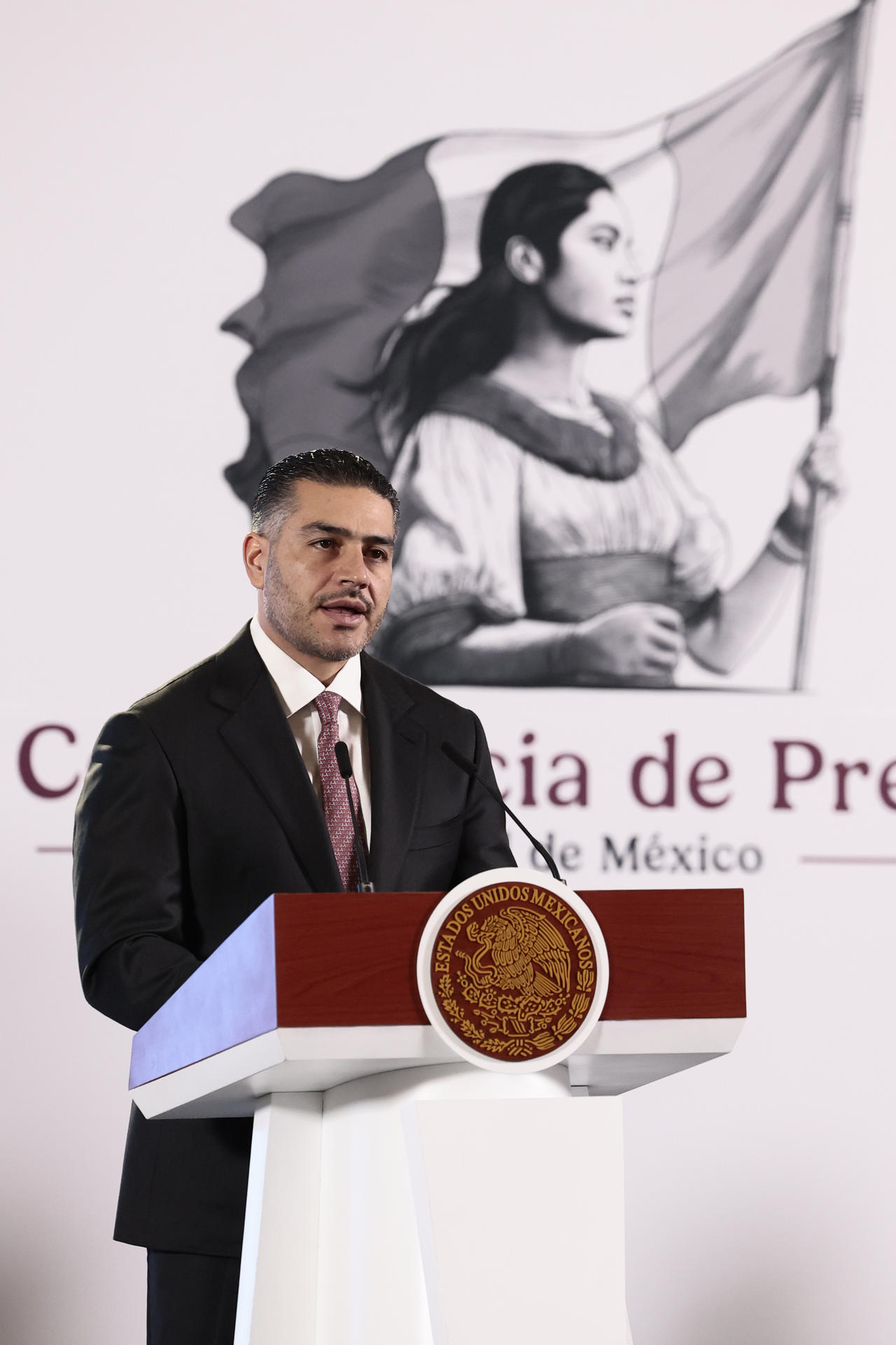 El secretario de Seguridad y Protección Ciudadana, Omar García Harfuch, participa este martes durante una rueda de prensa de la presidenta de México, Claudia Sheinbaum, en Palacio Nacional en la Ciudad de México (México). EFE/José Méndez
