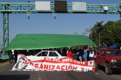 Maestros de la Coordinadora Nacional de Trabajadores de la Educación (CNTE) bloquean este martes las principales carreteras del municipio de Tapachula, en Chiapas (México). EFE/ Juan Manuel Blanco