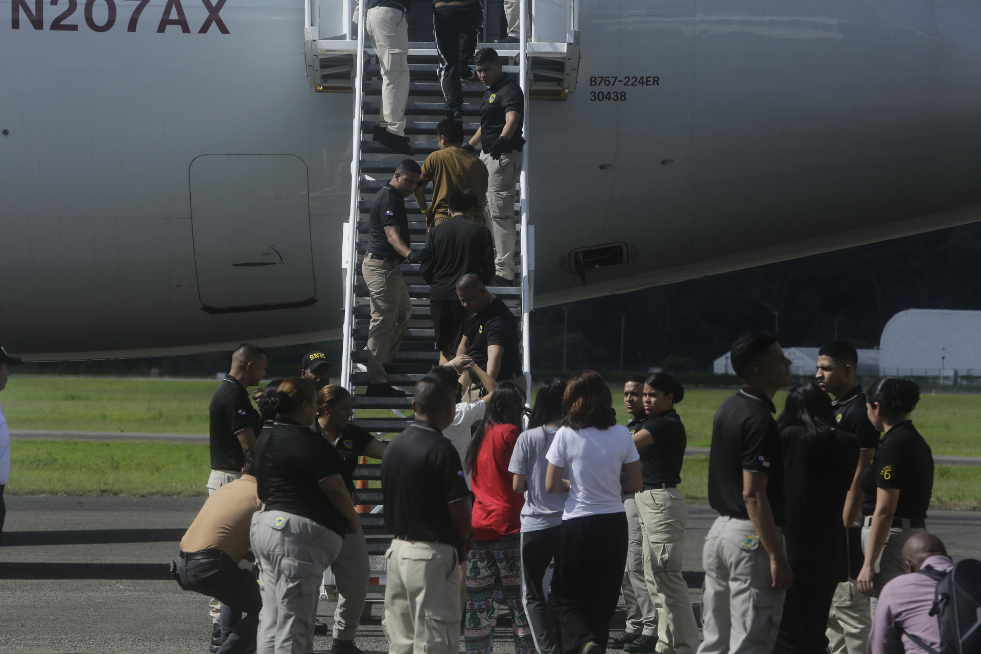 Migrantes de nacionalidad india y vietnamita ingresan a un avión para ser deportados, este lunes en Ciudad de Panamá (Panamá). EFE/ Carlos Lemos
