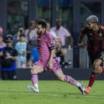 Lionel Messi escapa de la marca del defensor Luis Abram, pero no pudo evitar este sábado la eliminación del Inter Miami a manos del Atlanta United en el Chase Stadium de Fort Lauderdale (Florida). EFE/EPA/CRISTOBAL HERRERA-ULASHKEVICH