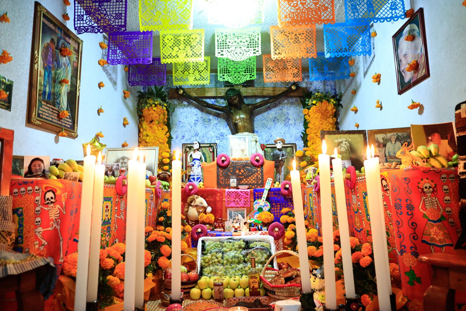 Fotografía de un altar de Día de Muertos este sábado, en Ciudad de México (México). EFE/ David Guzmán