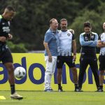 El CEO de Botafogo, John Textor, abraza al entrenador Artur Jorge durante el entrenamiento del club en Buenos Aires (Argentina). EFE/ Antonio Lacerda