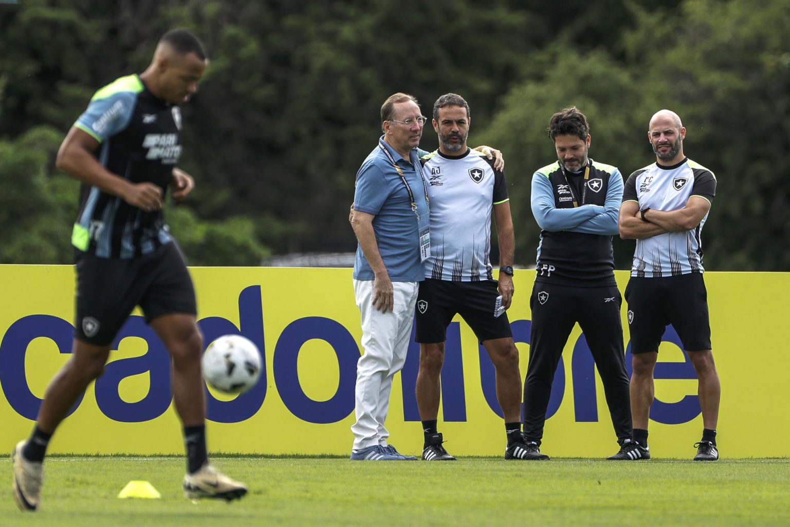 El CEO de Botafogo, John Textor, abraza al entrenador Artur Jorge durante el entrenamiento del club en Buenos Aires (Argentina). EFE/ Antonio Lacerda