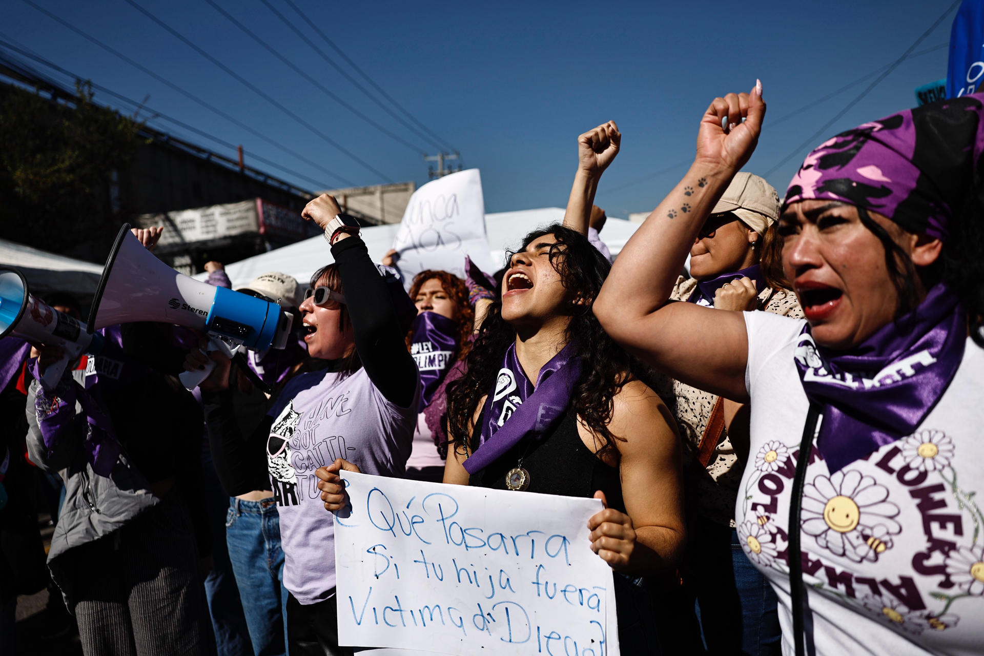 Mujeres pertenecientes a colectivos feministas protestan en la entrada del Reclusorio Oriente, este miércoles, en la Ciudad de México (México). EFE/Sáshenka Gutiérrez
