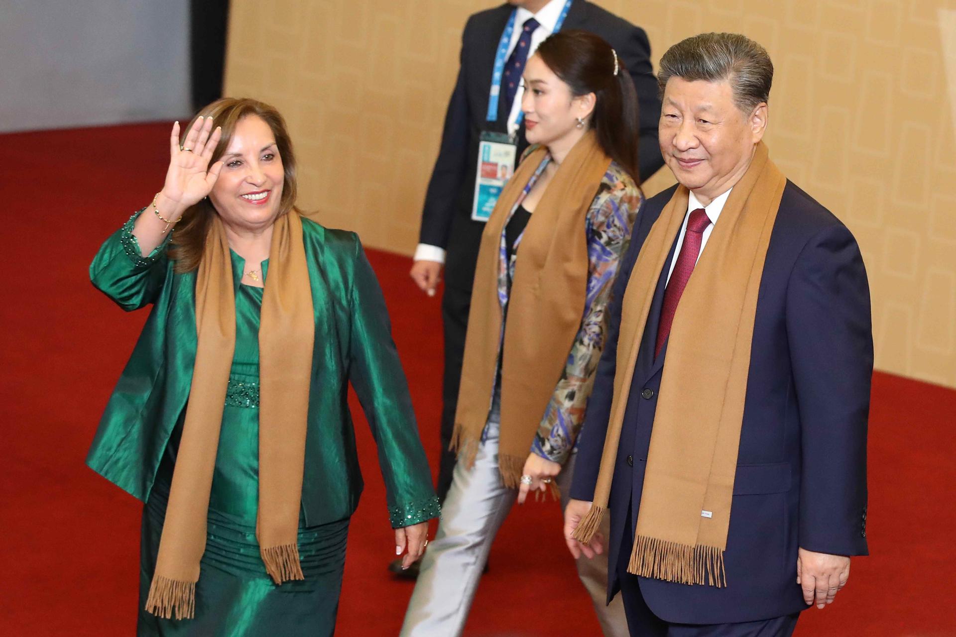 La presidenta de Perú Dina Boluarte (i) junto al presidente de China Xi Jinping, saluda durante la toma de la foto oficial de los lideres de las economías APEC, este sábado, en Lima (Perú). EFE/ Paolo Aguilar
