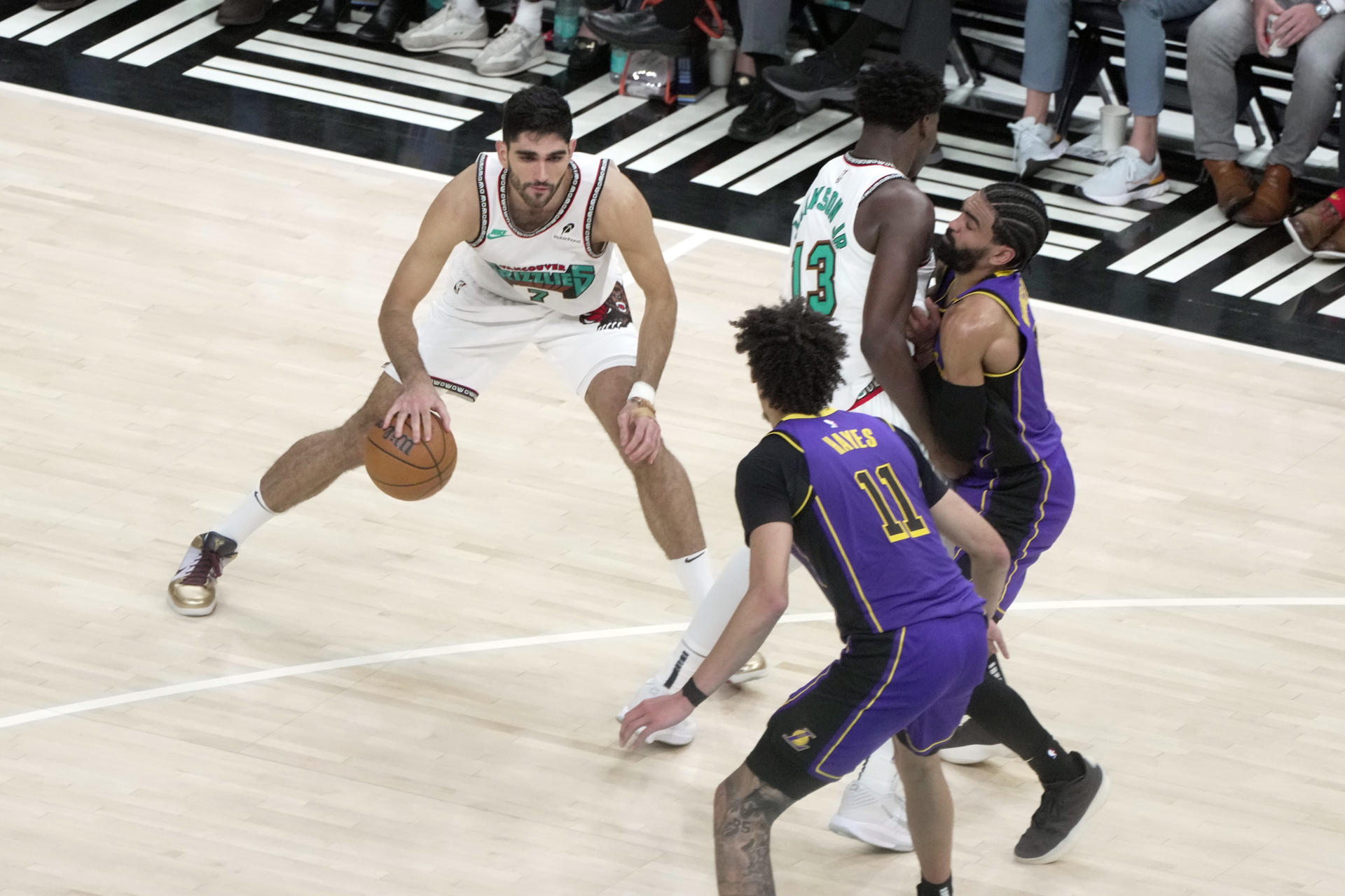 El alero Santi Aldama (i) de Grizzlies conduce el balón ante el pivot Jaxson Hayes de los Lakers este miércoles, en la segunda parte del partido entre Memphis Grizzlies y Los Angeles Lakers, en el FedEx Forum en Memphis, Tennesse (Estados Unidos).EFE/ Karen Pulfer Focht
