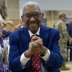 El legendario pianista y co-fundador del Gran Combo de Puerto Rico Rafael Ithier, reacciona durante una ceremonia este lunes en San Juan (Puerto Rico). EFE/Thais Llorca