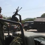 Integrantes del ejército mexicano resguardan la zona, donde fueron decomisados vehículos 'monstruo' en el municipio de Tecpan de Galeana en el estado de Guerrero (México). Imagen de archivo. EFE/José Luis de la Cruz