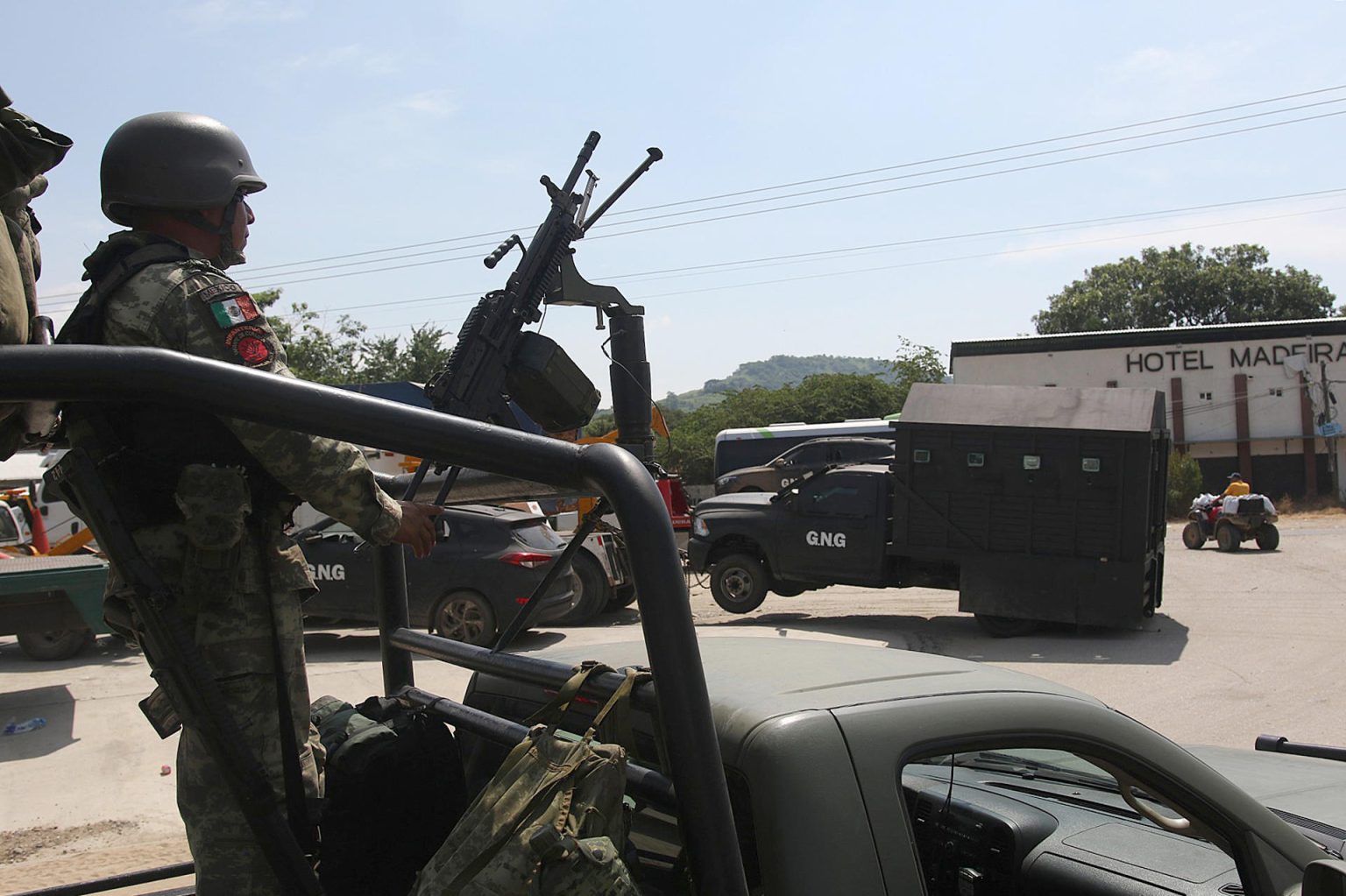 Integrantes del ejército mexicano resguardan la zona, donde fueron decomisados vehículos 'monstruo' en el municipio de Tecpan de Galeana en el estado de Guerrero (México). Imagen de archivo. EFE/José Luis de la Cruz