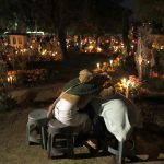 Familiares y amigos visitan a sus fieles difuntos la madrugada de este viernes en el panteón comunal San Gregorio Atlapulco, en la Ciudad de México (México). EFE/Mario Guzmán