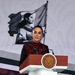 La presidenta de México, Claudia Sheinbaum, habla durante el desfile por el 114 Aniversario del inicio de la Revolución Mexicana, este miércoles en la Plaza de la Constitución, en Ciudad de México (México). EFE/ Sáshenka Gutiérrez