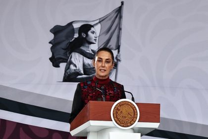 La presidenta de México, Claudia Sheinbaum, habla durante el desfile por el 114 Aniversario del inicio de la Revolución Mexicana, este miércoles en la Plaza de la Constitución, en Ciudad de México (México). EFE/ Sáshenka Gutiérrez