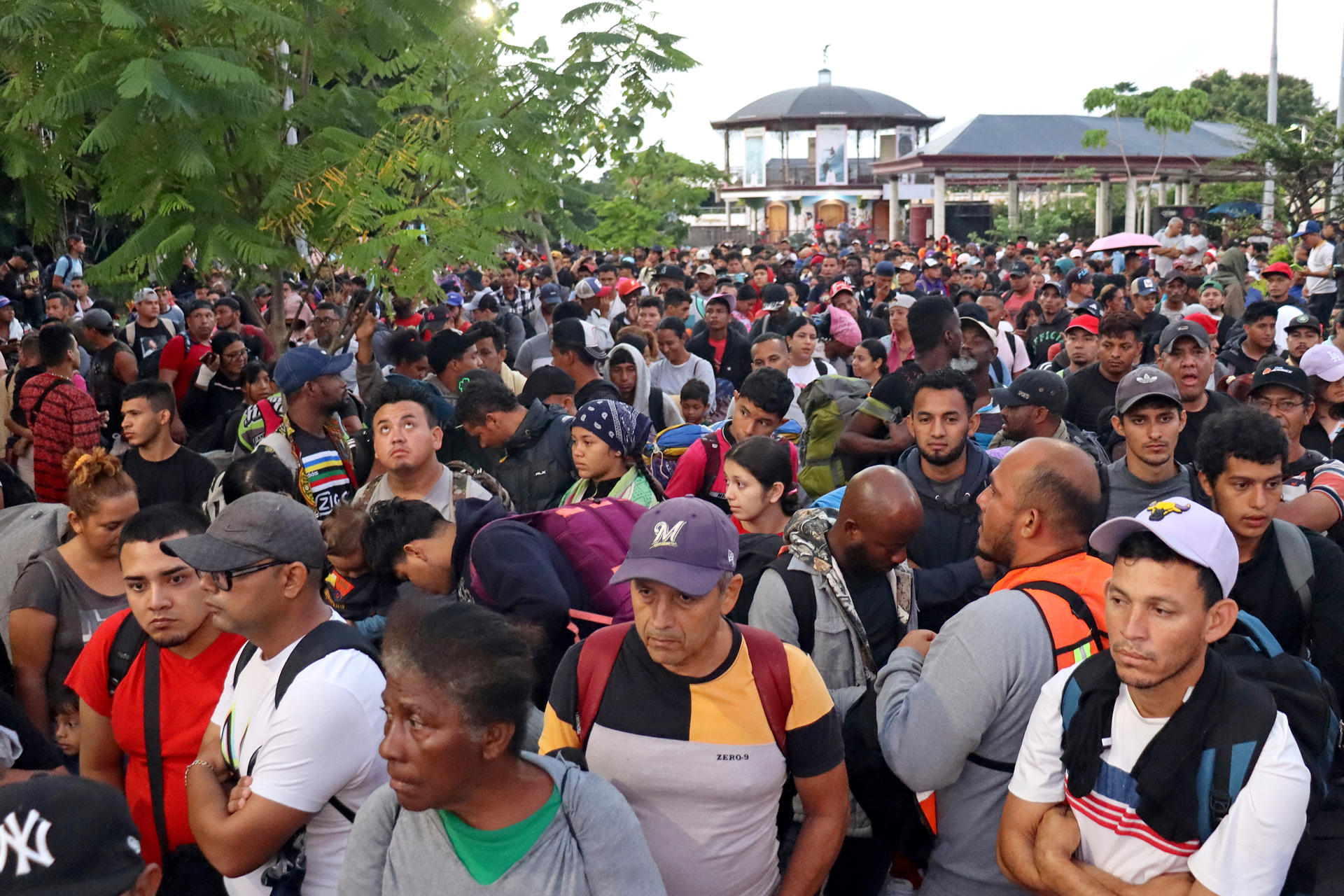 Migrantes parten en caravana rumbo a EEUU, este martes, en el municipio de Tapachula en el estado de Chiapas (México). EFE/ Juan Manuel Blanco
