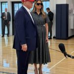 Fotografía tomada de la cuenta @margommartin de la red social X donde se observa al expresidente de EE.UU. y candidato republicano, Donald Trump, junto a su esposa, Melania Trump, luego de depositar su voto, este martes, en el Mandel Recreation Center de Palm Beach, en Florida (Estados Unidos). EFE/ @margommartin SOLO USO EDITORIAL/SOLO DISPONIBLE PARA ILUSTRAR LA NOTICIA QUE ACOMPAÑA (CRÉDITO OBLIGATORIO)