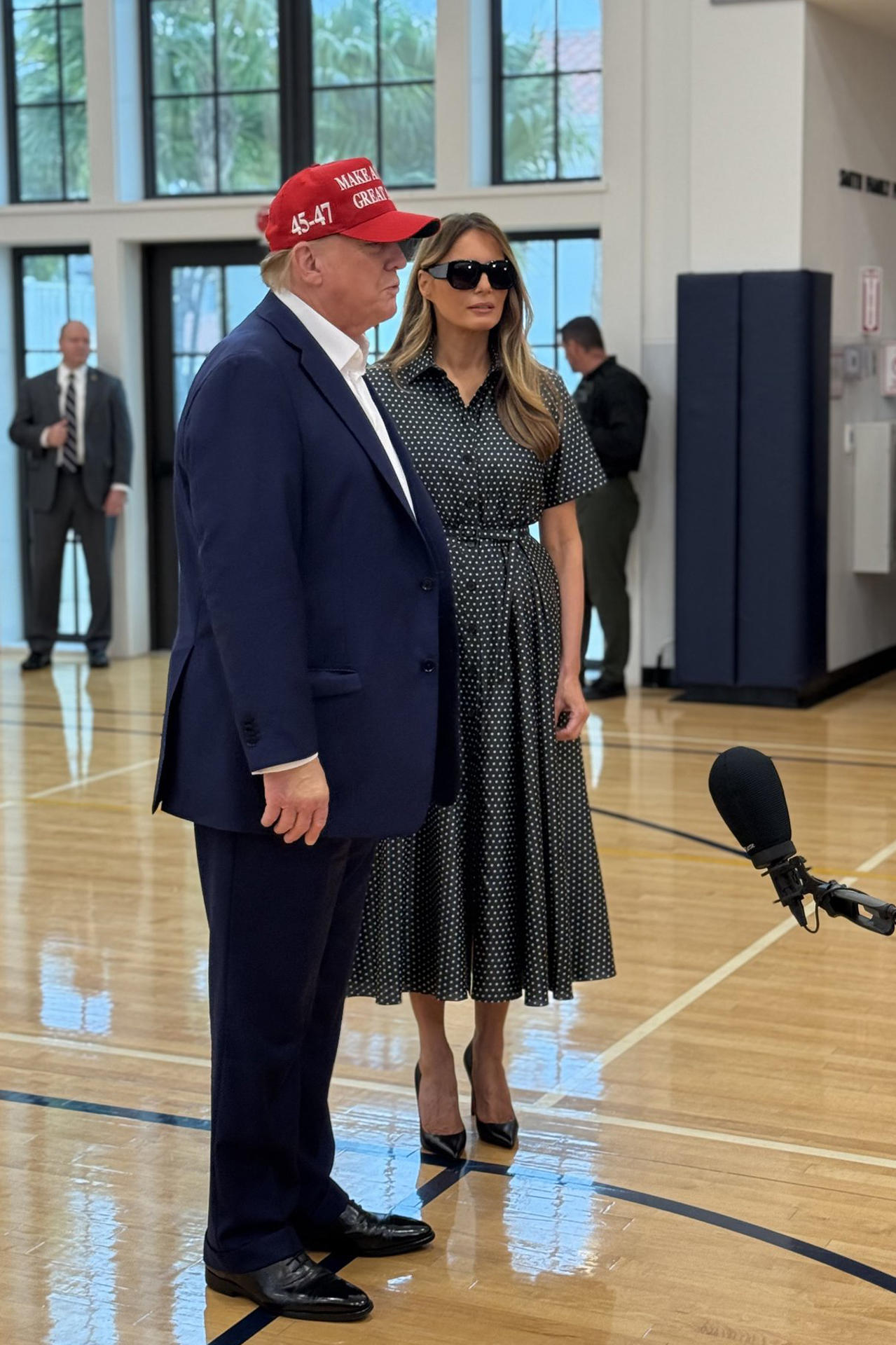 Fotografía tomada de la cuenta @margommartin de la red social X donde se observa al expresidente de EE.UU. y candidato republicano, Donald Trump, junto a su esposa, Melania Trump, luego de depositar su voto, este martes, en el Mandel Recreation Center de Palm Beach, en Florida (Estados Unidos). EFE/ @margommartin SOLO USO EDITORIAL/SOLO DISPONIBLE PARA ILUSTRAR LA NOTICIA QUE ACOMPAÑA (CRÉDITO OBLIGATORIO)