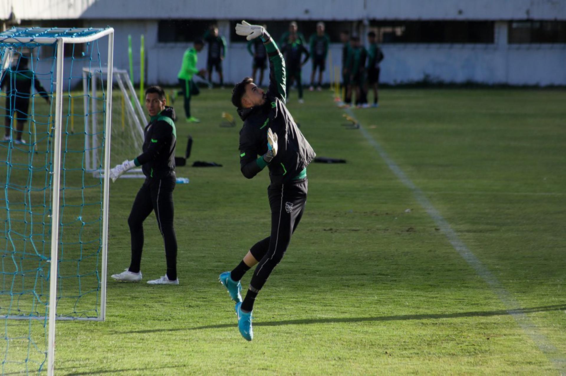 Guillermo Viscarra de la selección de fútbol de Bolivia participa en un entrenamiento en La Paz (Bolivia). EFE/ Gabriel Marquez
