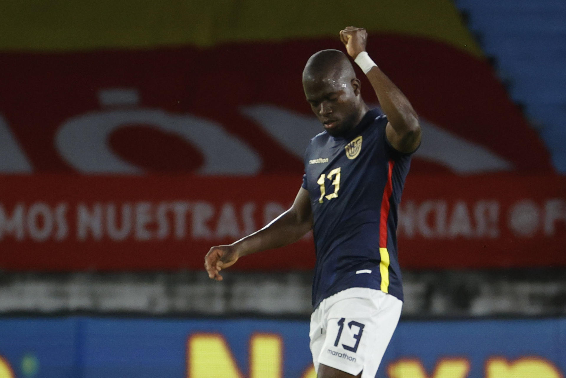 Enner Valencia, delantero de Ecuador, fue registrado este mates, 19 de noviembre, al celebrar un gol que le anotó a Colombia, durante un partido de la fecha 12 de las eliminatorias sudamericanas al Mundial FIFA de 2026, en el estadio Metropolitano de Barranquilla (Colombia). EFE/Mauricio Dueñas
