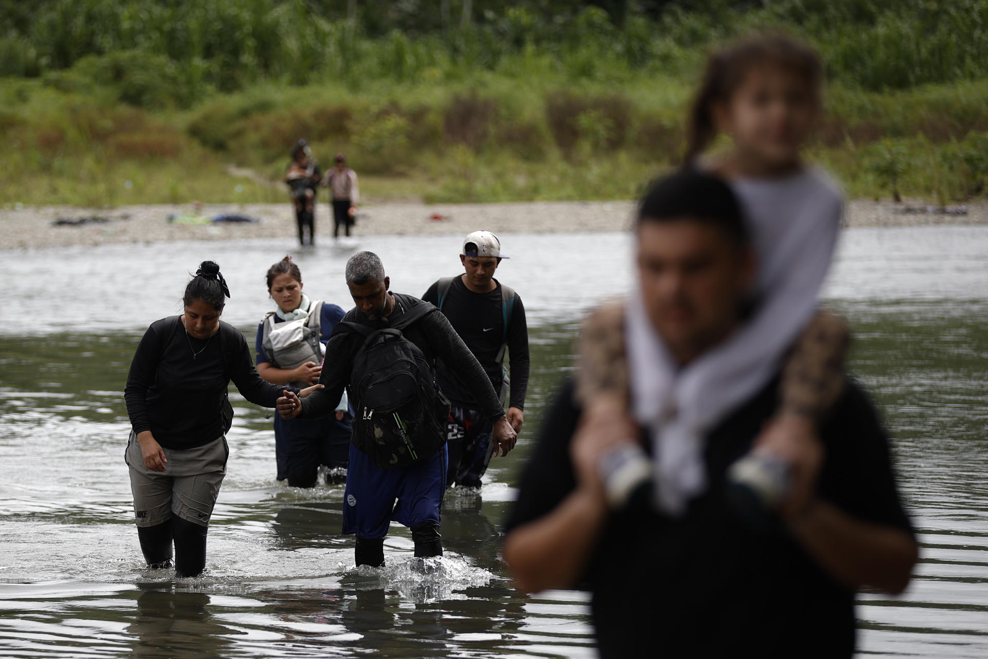 Migrantes cruzan el río Tuquesa luego de atravesar la selva del Darién, este jueves en el Darien (Panamá). EFE/ Bienvenido Velasco
