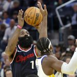 Fotografía de archivo de James Harden, de los Clippers, quien se convirtió en el segundo máximo triplista de la historia de la NBA. EFE/EPA/JOHN G. MABANGLO