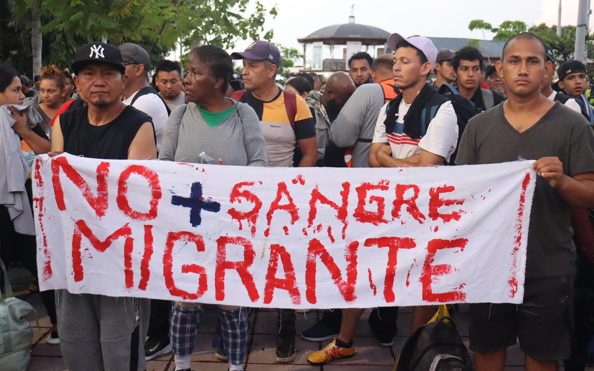 Migrantes sostiene un cartel durante una caravana rumbo a EEUU, este martes, en el municipio de Tapachula en el estado de Chiapas (México). EFE/ Juan Manuel Blanco
