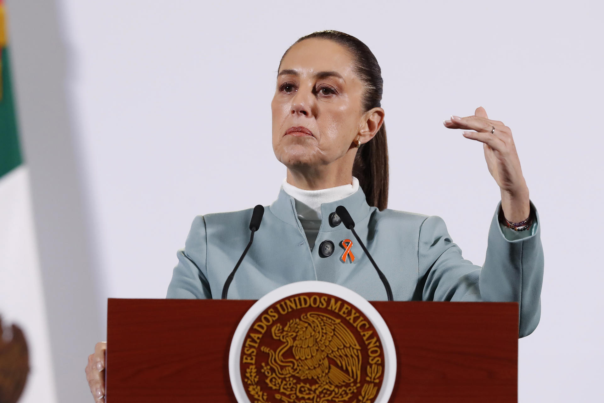 La presidenta de México, Claudia Sheinbaum, participa durante su rueda de prensa este lunes, en Palacio Nacional en Ciudad de México (México). EFE/ Mario Guzmán
